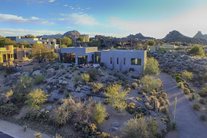 Just a couple of cool bachelor pads on fleek in the Desert 15